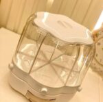 حاوية تخزين حبوب وارز بطيئة بطيئة، موزع حبوب 6 شبكات، موزع طعام كبير يدور 360 درجة 25 باوند، موزع ارز مطور 6 اقسام دوارة، تخزين محكم الاغلاق، ابيض - Image 2